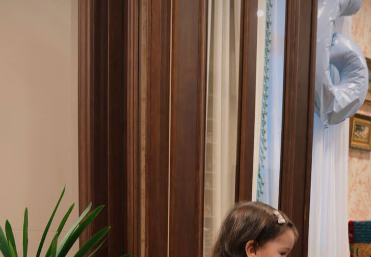 Стилистка Татьяна Брухунова опубликовала фото дочери от Петросяна в домашнем интерьере