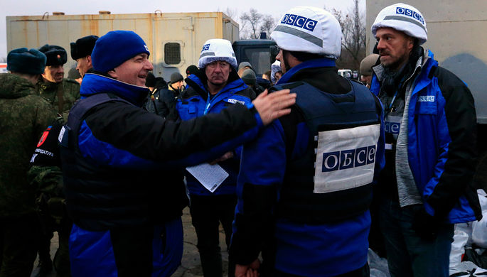 Сотрудники ОБСЕ во время обмена пленными между Киевом и самопровозглашенной Донецкой народной...