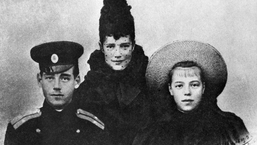 Вдовствующая императрица Мария Федоровна (в центре) с детьми -- великим князем Михаилом (слева) и великой княгиней Ольгой (справа).