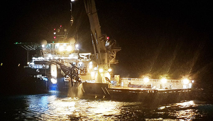 Во время поднятия со дна Баренцева моря российского вертолета Ми-8 авиакомпании «Конверс...