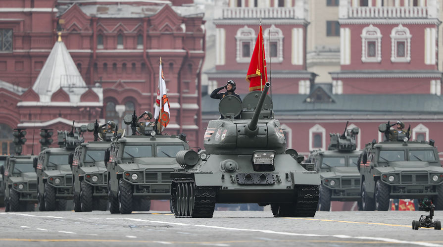 Танк Т-34-85 и бронеавтомобили "Тигр" во время военного парада Победы на Красной площади, 9 мая 2019 года