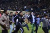 Фанаты только что прорвались на поле стадиона