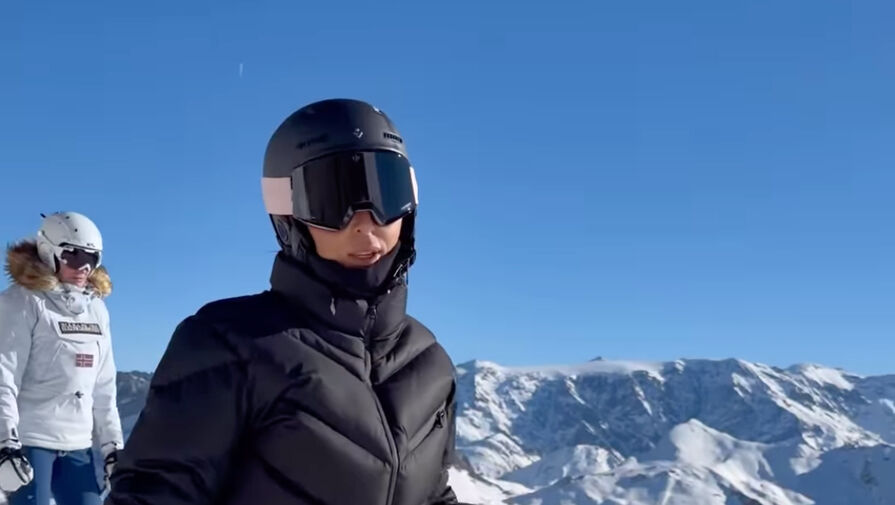 Певица Алсу в облегающем костюме прокатилась на горных лыжах