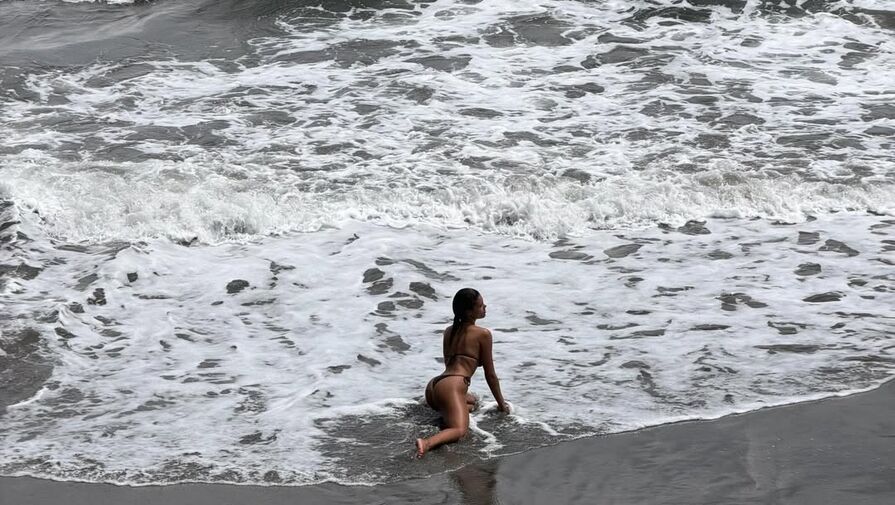 Экс-супруга актера Касселя Кунаки снялась в крошечном бикини