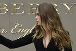 Кара Делевинь перед показом коллекции Burberry в рамках Недели моды в Лондоне, 2015 год