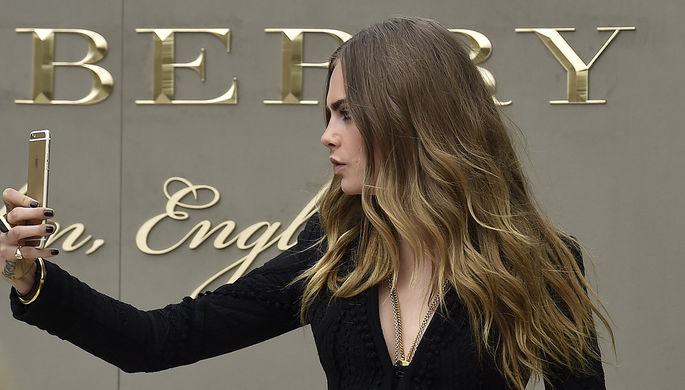 Кара Делевинь перед показом коллекции Burberry в рамках Недели моды в Лондоне, 2015 год