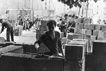 Рабочий закладывает первые камни Берлинской стены, 13 августа 1961 года
