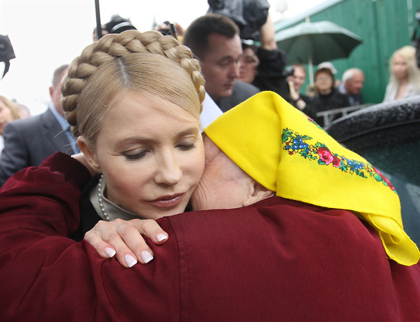 Юлия Тимошенко на митинге оппозиции у Верховной рады в Киеве. 2010 год