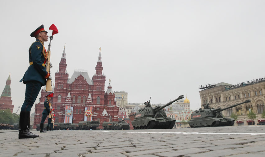 Самоходные артиллерийские установки (САУ) "Мста-С" во время военного парада Победы на Красной площади, 9 мая 2019 года