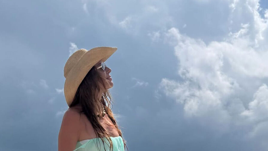 Певица Наталья Подольская снялась в топе без лифчика и мини-юбке