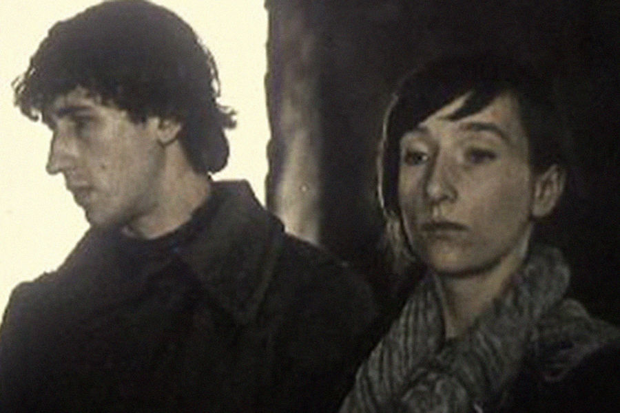 <b>«Одинокий голос человека» (1987).</b> Дебютный фильм Сокурова, который после премьеры во ВГИКе хотели уничтожить. Благо, этого не произошло, но он все равно пролежал на полке 10 лет. Сокуров показал работу Андрею Тарковскому — тот раскритиковал отдельные эпизоды, но назвал картину гениальной. Сценарий написал Юрий Арабов по мотивам запрещенных в СССР произведений Андрея Платонова.