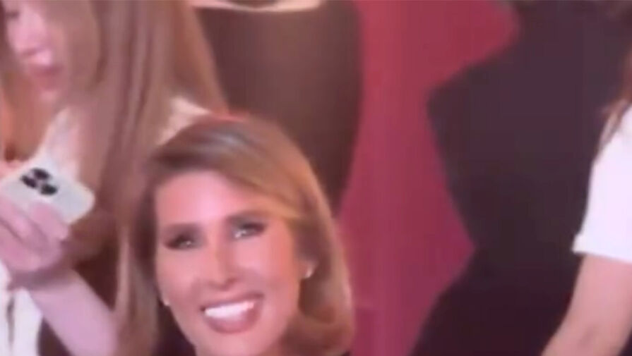 Певица Кети Топурия с каре снялась на ужине в платье с голой спиной