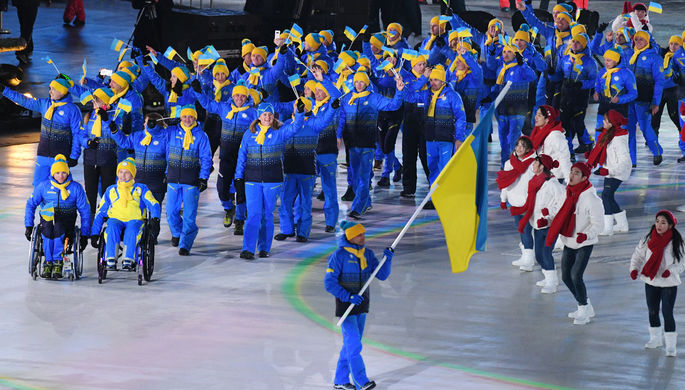 Спортсмены сборной Украины во время парада атлетов на церемонии открытия XII зимних Паралимпийских...