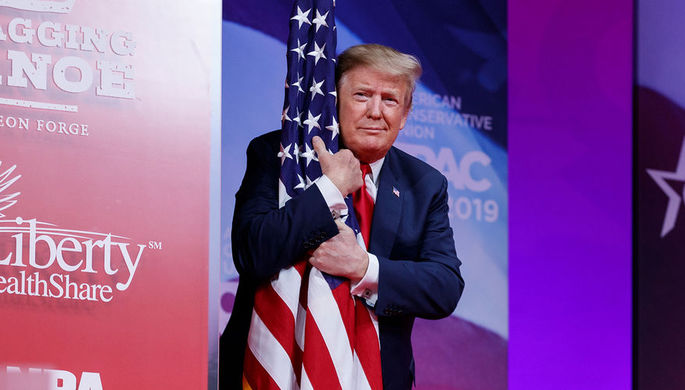 Дональд Трамп обнимает флаг США на CPAC 2019, 2 марта 2019 года