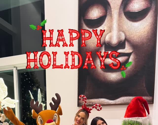 Модель Алессандра Амбросио в платье из кружева встретила Рождество