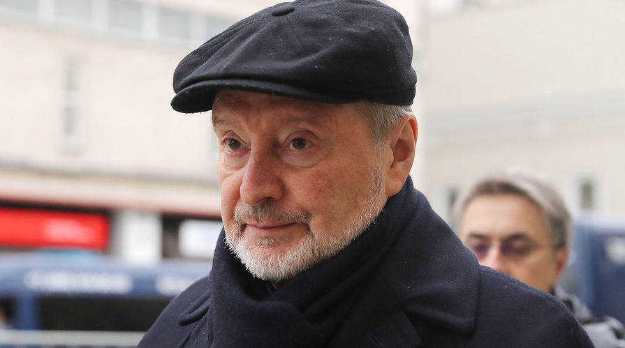 Актер Вениамин Смехов у театра "Ленком", где проходит церемония прощания с актером Николаем Караченцовым