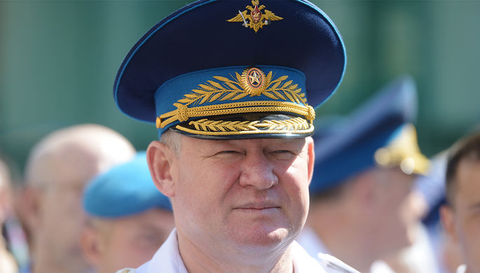 Командующий Воздушно-десантными войсками генерал-полковник Андрей Сердюков во время крестного хода...