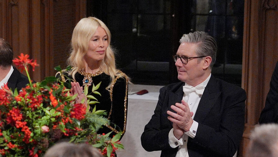 Модель Клаудия Шиффер в платье с золотом посетила прием в честь президента Германии