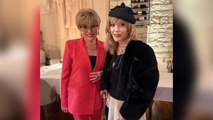 Певица Пугачева снялась в пушистом жакете за 280 тысяч рублей и шляпе