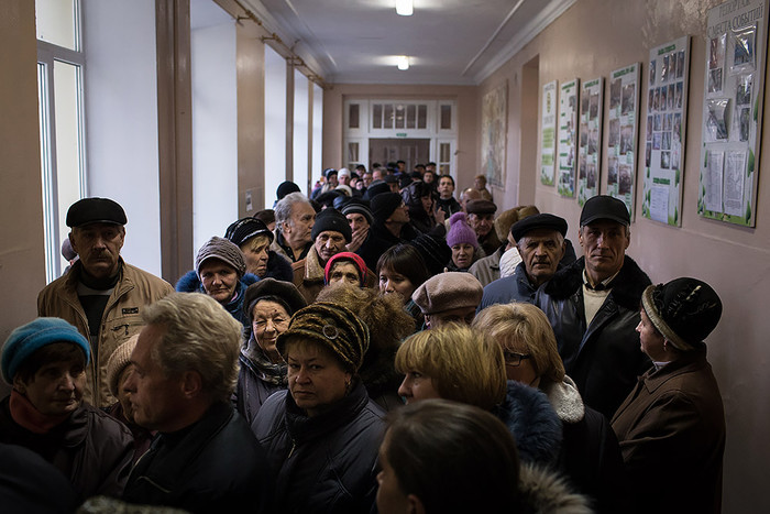Луганск. Жители города во время голосования на выборах главы ЛНР и депутатов народного совета...