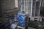 Рабочие устанавливают главную рождественскую елку США на площади Рокфеллер-плаза в Нью-Йорке