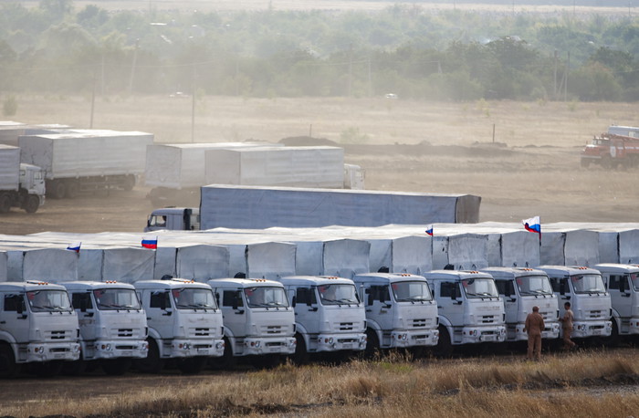 Грузовики гуманитарного конвоя МЧС России