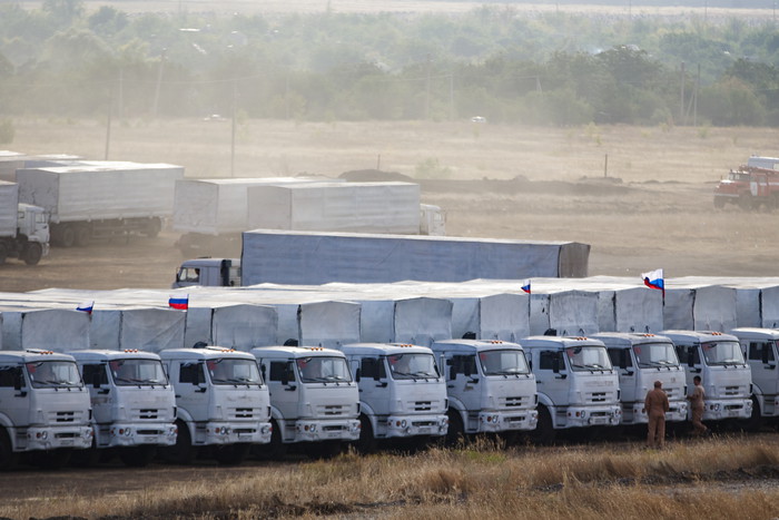 Грузовики гуманитарного конвоя МЧС России