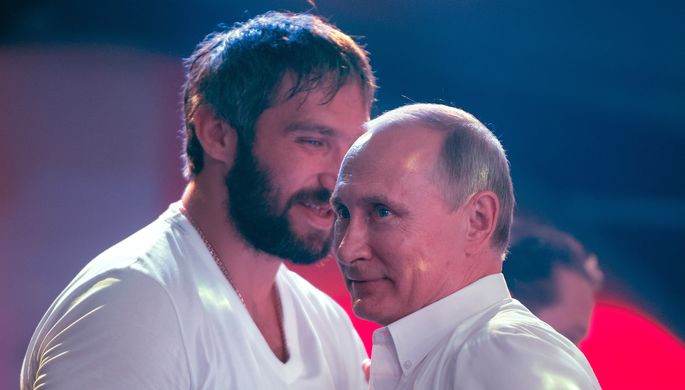 Президент России Владимир Путин (справа) и российский хоккеист Александр Овечкин во время посещения...