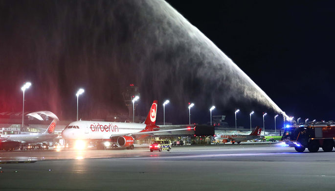 Самолет рейса AB6210 перед вылетом из аэропорта Мюнхена, 27 октября 2017 года