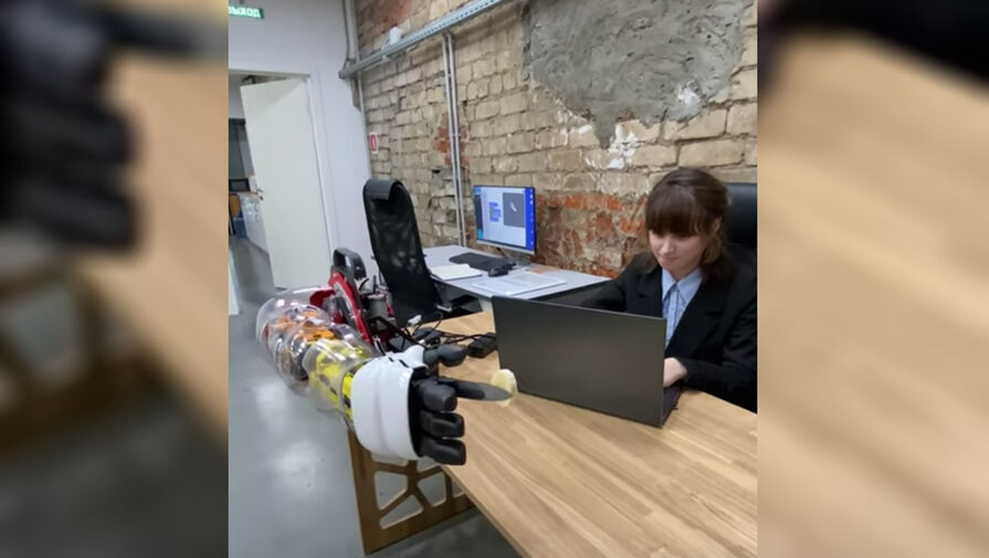 Российская школьница научила робота резать банан и попала на видео
