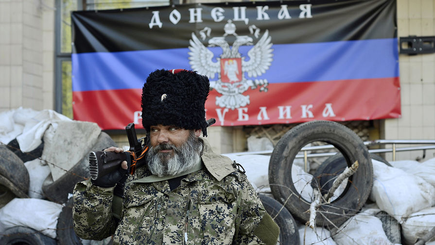 Александр Можаев по прозвищу Бабай у баррикад у здания горсовета в Краматорске, 2014 год
