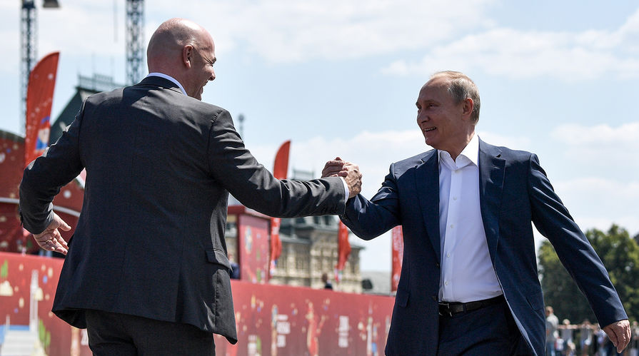 Президент FIFA Джанни Инфантино и президент России Владимир Путин во время посещения тематического парка футбола чемпионата мира на Красной площади в Москве, 28 июня 2018 года