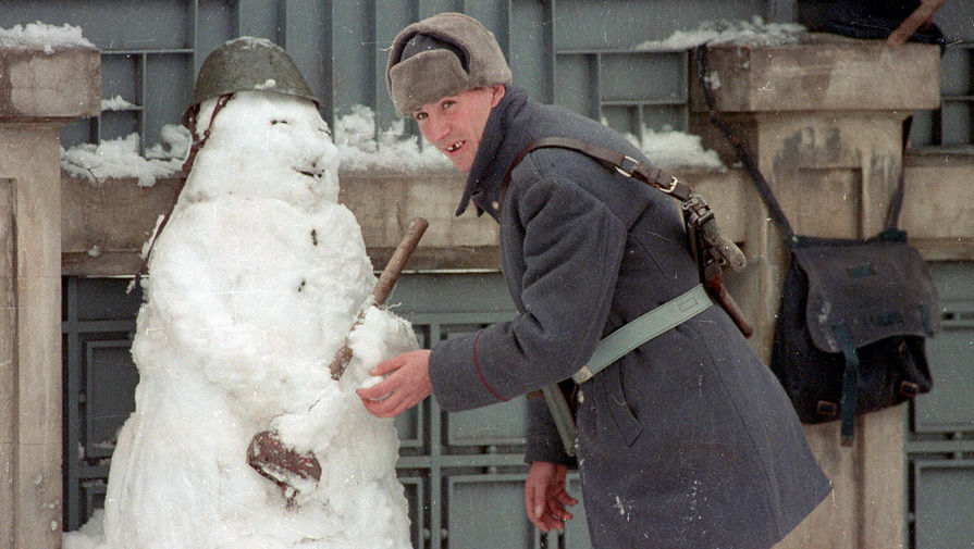 Солдат украшает снеговика в Бухаресте, 29 декабря 1989 года
