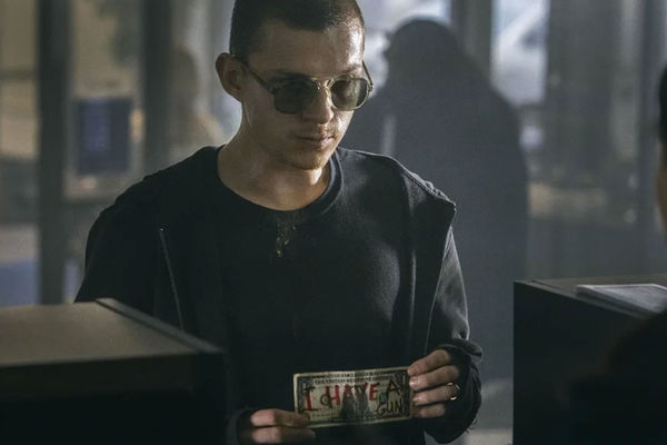 Кадр из фильма «По наклонной» (2021)