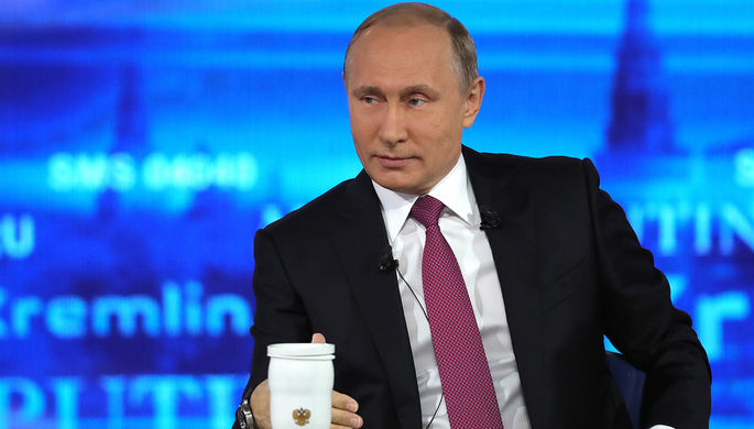Владимир Путин отвечает на вопросы россиян в основной студии московского Гостиного Двора во время...