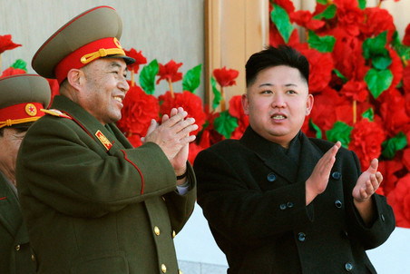 Начальник генштаба армии КНДР Ли Ён Хо и Ким Чен Ын