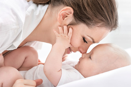 Женщина родила сына благодаря тканям яичников, взятым у нее в детстве