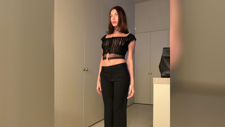 Модель Хейли Бибер выложила фото в полупрозрачном топе и брюках