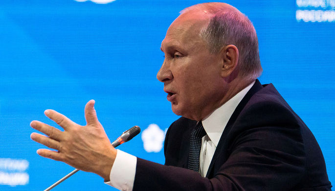 Президент России во время выступления на пленарном заседании Российской энергетической недели в...
