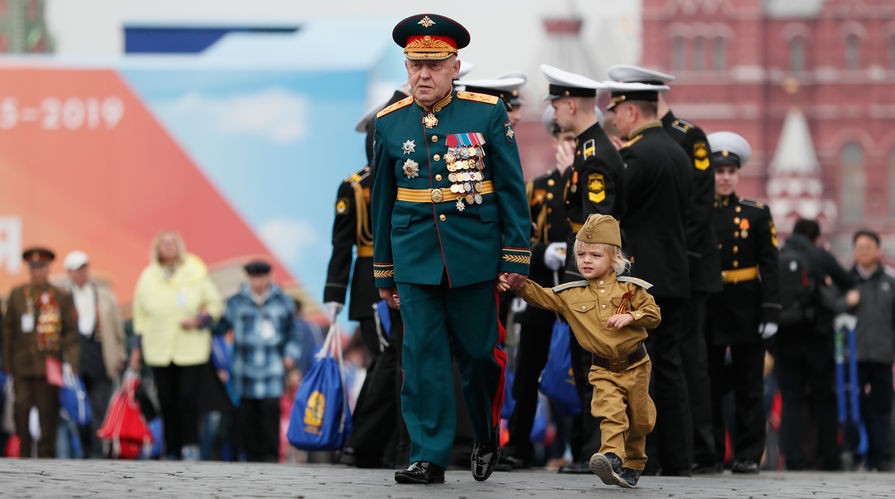 Ветеран и ребенок после военного парада Победы на Красной площади, 9 мая 2019 года