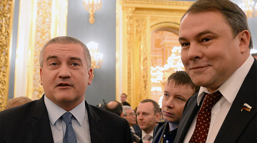 Глава Республики Крым Сергей Аксенов и зампредседателя Госдумы Петр Толстой в Кремле, 1 декабря 2016 года