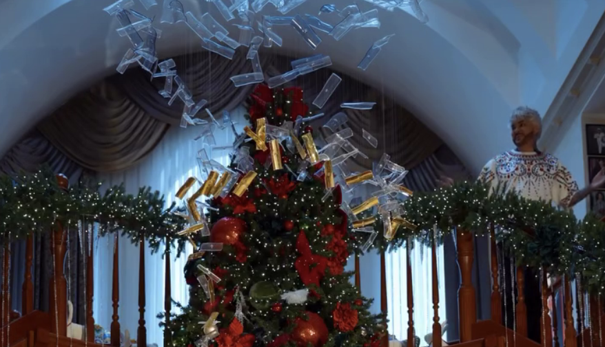 Певец Филипп Киркоров украсил загородный дом к Новому году за 5 миллионов рублей