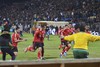 Футболисты бегом покидают поле
