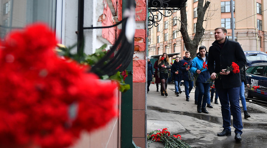 Москвичи несут цветы в память о погибших в ТЦ «Зимняя вишня» к зданию представительства Кемеровской области в Москве