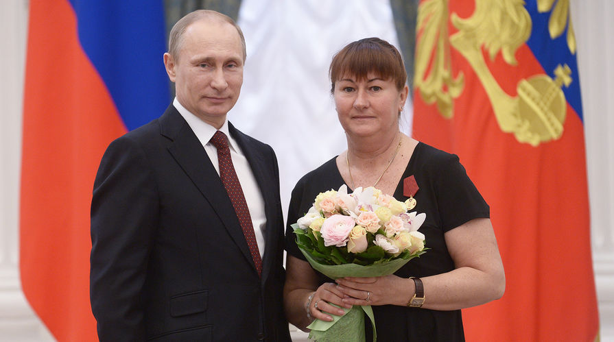 Президент России Владимир Путин и Елена Вяльбе на церемонии вручения государственных наград РФ в Кремле, 2014 год