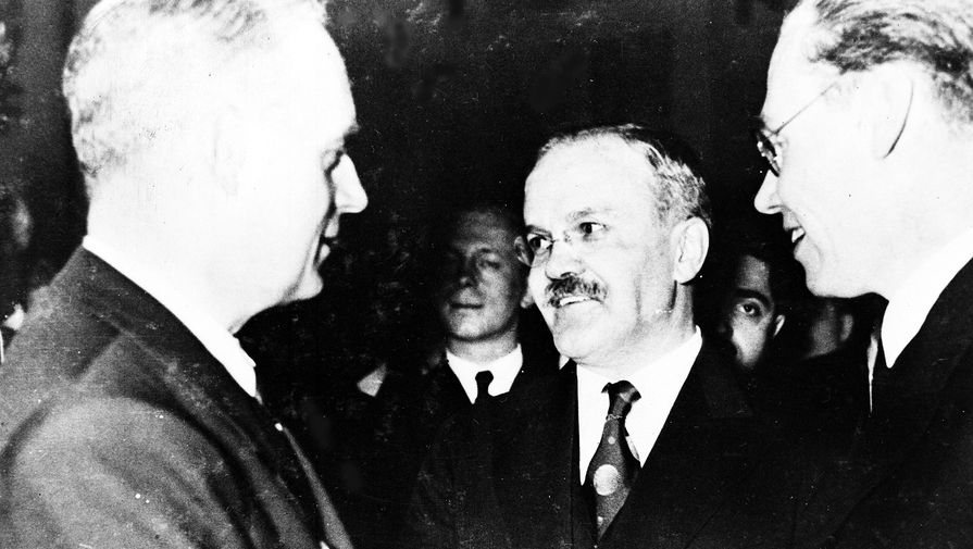 Министр иностранных дел СССР Вячеслав Молотов во время встречи с министром иностранных дел Германии Иоахимом фон Риббентропом в Берлине, 12 ноября 1940 года