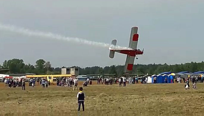 Самолет Ан-2 перед падением во время показательного полета на авиашоу, посвященном 70-летию модели...