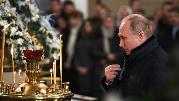 Президент России Владимир Путин во время Рождественского богослужения в Спасо-Преображенском соборе...