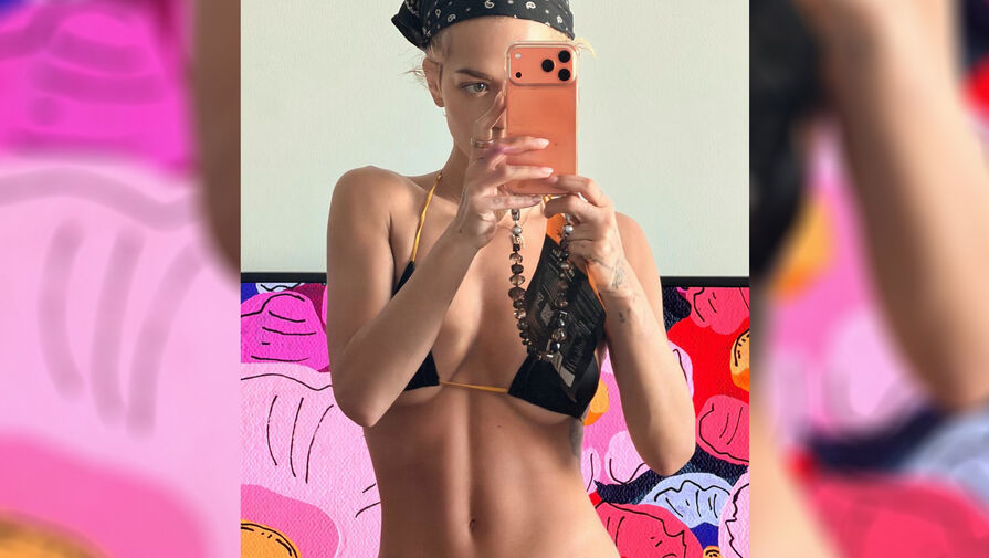 Певица Рита Ора выложила фото в крошечном лифе бикини и юбке