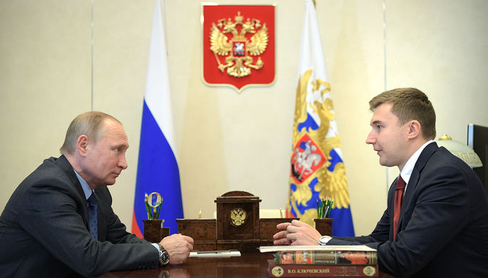 Президент России Владимир Путин и российский шахматист Сергей Карякин во время встречи в...